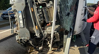 Burhaniye'de kontrolden çıkan beton aracı bariyerlere devrildi: 1 ölü, 1 yaralı