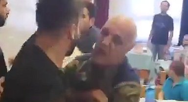 Ders sırasında sınıfa giren veli, öğretmenin üzerine yürüdü; arbede yaşandı