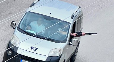 Düğün konvoyundaki aracın sürücüsü uzun namlulu silahla etrafa ateş açtı; o anlar kamerada