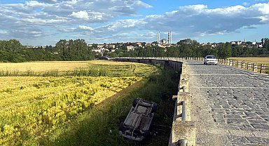 Edirne'de tarihi köprüden tarlaya düşen hafif ticari aracın şoförü 308 promil alkollü çıktı