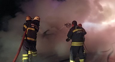 Erzincan'da bariyere çarpan otomobil alev aldı: 1 ölü, 1 yaralı