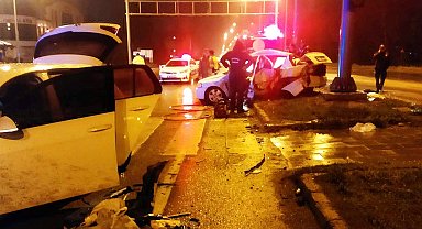 Erzurum'da, 2 otomobil çarpıştı: 3 ölü, 5 yaralı