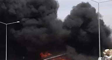 Gaziantep'te iş yerinde yangın; yakındaki 5 araç da kullanılamaz hale geldi