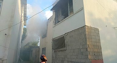 Hatay'da iki katlı ev yandı, dumandan etkilenen kadın hastaneye kaldırıldı