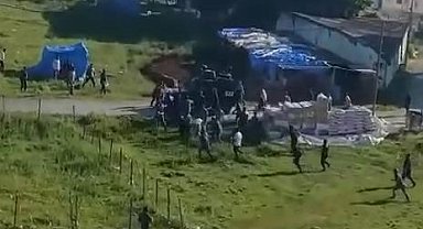 İstanbul - Arnavutköy'de kaçak yapıların yıkımında arbede-1