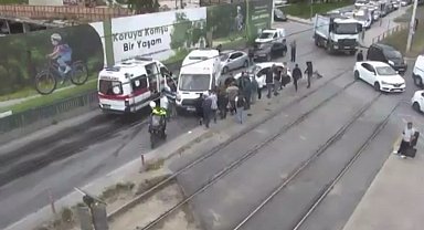 İstanbul - Bahçelievler'de tramvay otomobile çarptı: 2 yaralı