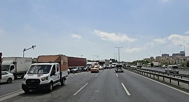 İstanbul- Esenyurt TEM Otoyolu'nda 10 aracın karıştığı kazada 2 kişi yaralandı