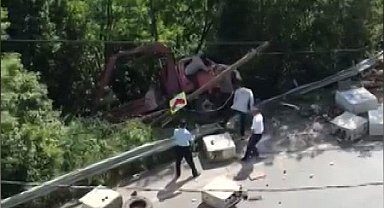 İstanbul-Sarıyer'de kontrolden çıkan kamyon evin bahçesine uçtu: 2 yaralı