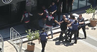 Kayıp başvurusunda bulunduğu kızları istismar ettiği iddiasıyla gözaltına alındı; linçten polis kurtardı