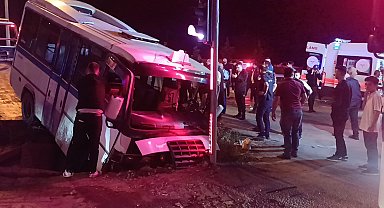 Kırıkkale'de otomobil ile dolmuş çarpıştı: 22 yaralı