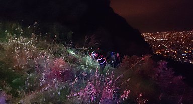 Kozan Kalesi'nde mahsur kalan kadını itfaiye kurtardı