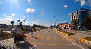 Motosikletin yaya geçidinde çarptığı kadın öldü, sürücü ağır yaralı; kaza kamerada