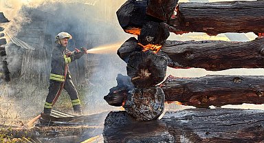 Odunlukta çıkan yangın, ahır ve samanlığa sıçradı