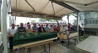 Önce engelli oğlunun, sonra da kendi boğazını jiletle kesmişti; anne- oğul toprağa verildi