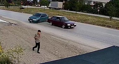 Otomobilin altında kalmaktan son anda kurtuldu