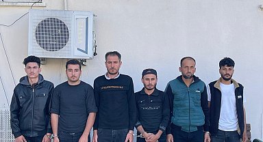Polisin durdurduğu iki araçtan 6 kaçak göçmen çıktı