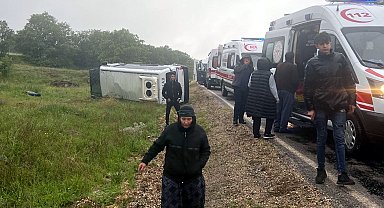 Sera işçilerini taşıyan minibüs devrildi: 14 yaralı