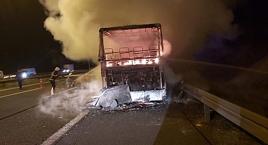 Seyir halindeki yolcu otobüsü alev alev yandı; olay anı kamerada