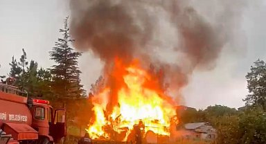 Sivas'ta yıldırım düşmesi sonucu çıkan yangında baraka kül oldu