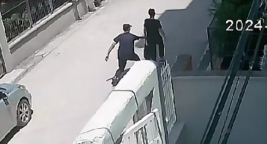 Sokakta yürüyen kadının elindeki cep telefonunu çaldı