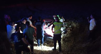 Sürücüsünün köpeğe çarpmamak için manevra yaptığı otomobil şarampole devrildi: 5 yaralı