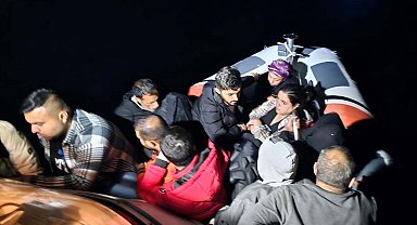 Sürüklenen lastik bottaki 11 kaçak göçmen kurtarıldı