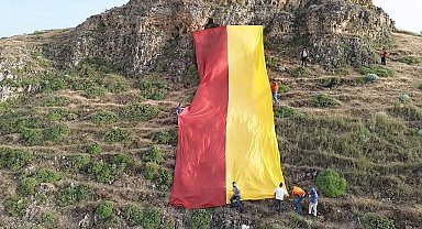 Taraftarlar, tepeye 500 metrekarelik Galatasaray bayrağı astı