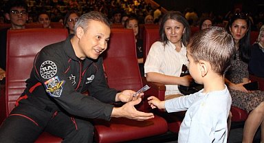 Türkiye'nin ilk astronotu Alper Gezeravcı, Bursa'da öğrencilerle buluştu