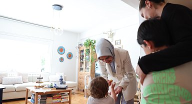 Bakan Göktaş'tan koruyucu aile ziyareti