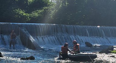 Baraj kapakları açıldı, su seviyesi yükselince balık tuttuğu kayada mahsur kaldı