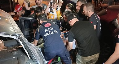 BURSA Yarıştıkları iddia edilen iki otomobil çarpıştı: 1 ölü, 2 yaralı