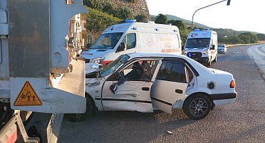 Bursa'da TIR'a çarpan otomobildeki 4 kişi yaralandı
