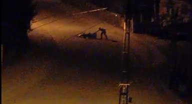 Çaldığı motosikleti caddede ateşe verdi; o anlar kamerada