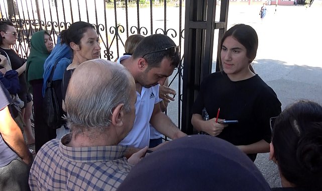 Çanta ve telefonla sınava girmeye çalıştı, unuttuğu kimliğini diğer veliler yetiştirdi