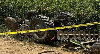 Devrilen traktörün altında kalan sürücü öldü