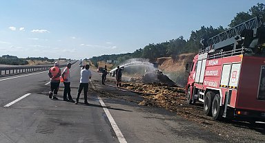 Edirne'de, seyir halindeki traktöre bağlı 2 römork ve üzerindeki saman balyaları yandı 
