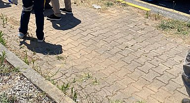 Eşinin kullandığı motosikletten düşüp yandaki TIR'ın altında kaldı