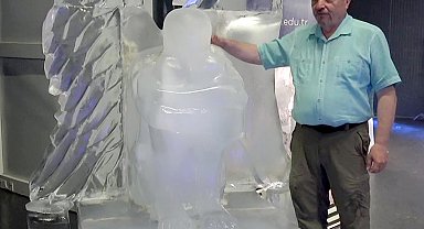 Gazze'de katledilen çocuklar, melek formunda buza yontularak işlendi