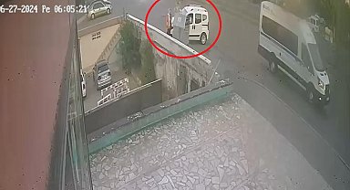 Hafif ticari araç, minibüs ile kaldırımdaki kadına çarptı; kaza kamerada