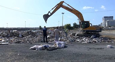 İstanbul-Bahçelievler'de çöken binanın molozları arasında değerli eşyalar için arama çalışması başladı