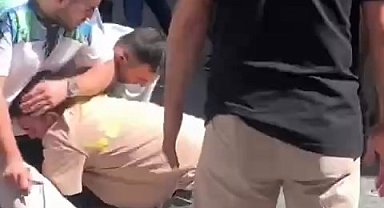 İstanbul - Fatih Mısır Çarşısı'nda bıçaklı kavga; yere yatırdıkları kişiden silahı almak için bıçak kullandı