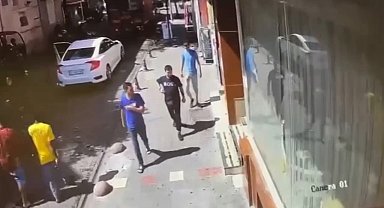 İstanbul- Fatih'te kamyondan mal indiren işçilerle otomobil sürücü arasındaki kavga kamerada