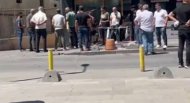 İstanbul- Küçükçekmece'de kamyonet ile duvar arasında sıkıştı; vatandaşlar kurtardı