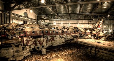 İtalya itfaiyesi, 44 yıl önce düşen yolcu uçağı enkazının sergilenmek üzere hazırlandığı görüntüleri paylaştı