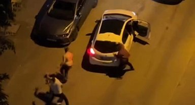 Kadıköy'de, sürücülerin sokak ortasındaki tekmeli yumruklu kavgası kamerada