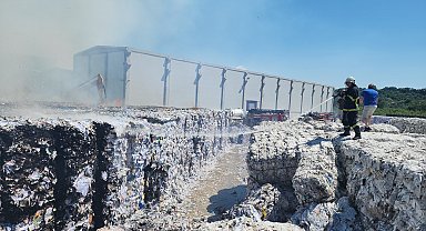 Kağıt fabrikasındaki atık karton ve kağıtlar yandı