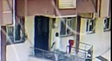 Kendisini jandarma olarak tanıtıp, 76 yaşındaki kadını dolandırdı; o anlar kamerada