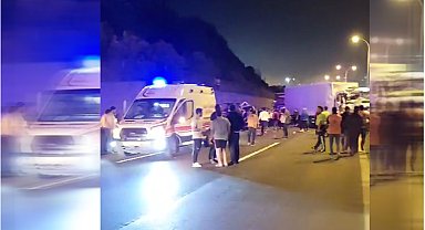 Kocaeli'de 2 kamyon ile 1 motosikletin karıştığı kazada 4 kişi ağır yaralandı