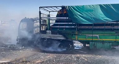 Mardin'de saman yüklü TIR, alev alev yandı