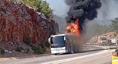 Mersin'de yolcu otobüsü alev alev yandı; o anlar kamerada